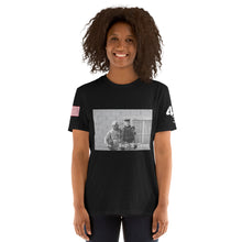 Carica l&#39;immagine nel visualizzatore di Gallery, Brothers in arms, Unisex T-Shirt
