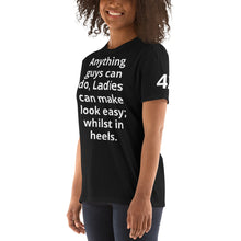 Afbeelding in Gallery-weergave laden, Betta&#39; treat her right, Unisex T-Shirt
