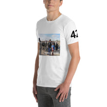 画像をギャラリービューアに読み込む, Move along people, Unisex T-Shirt

