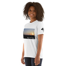 Carica l&#39;immagine nel visualizzatore di Gallery, Late sunrise over Baqubah, Unisex T-Shirt
